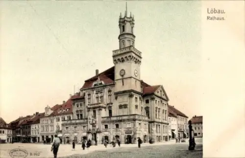 Ak Löbau in Sachsen, Rathaus,  Architektur, Menschen auf der Straße