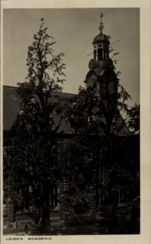 Ak Leiden Südholland Niederlande,  Akademie, Gebäude mit Uhrturm, Bäume im Vordergrund