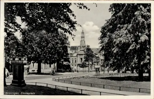 Ak Groningen Niederlande,  Emmaplein, Bäume, Park, Gebäude im Hintergrund