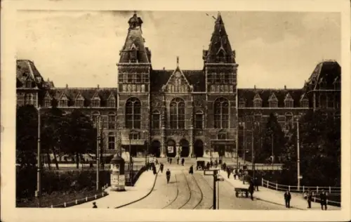 Ak Amsterdam Nordholland Niederlande, Historisches Gebäude, Menschen auf der Straße, Tramgleise, 