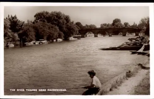 Ak Maidenhead Berkshire England, an der Themse