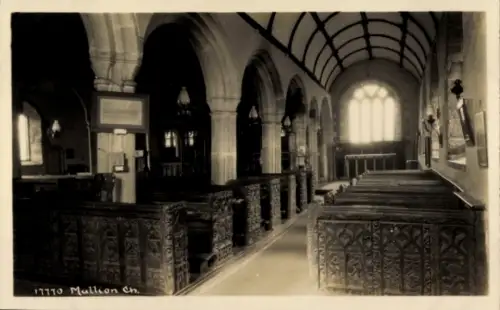 Ak Mullion Cornwall England, Innenansicht einer Kirche, Holzschnitzereien, Bänke, Fenster
