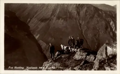 Ak Keswick Cumbria England, Fuchs Jagd, Newlands,  Menschen mit Hunden, Berglandschaft