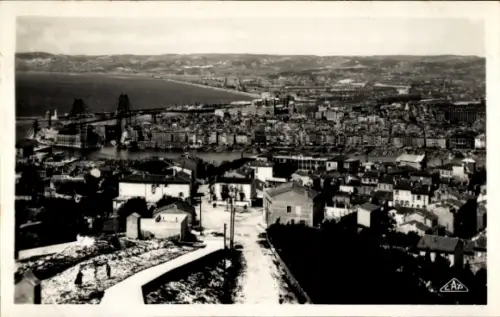 Ak Marseille Bouches du Rhône, Panorama von  Blick auf die Stadt, Hafen, N. D. de la Garde