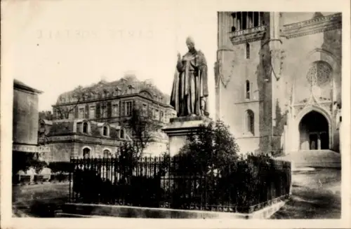 Ak Mende Lozère, Statue des Papstes Urban V, Platz der Kathedrale, umgeben von einem Zaun