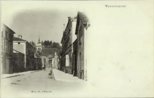 Ak Vaucouleurs Meuse, Straße mit Häusern, Kirche im Hintergrund, Schwarz-Weiß-Foto