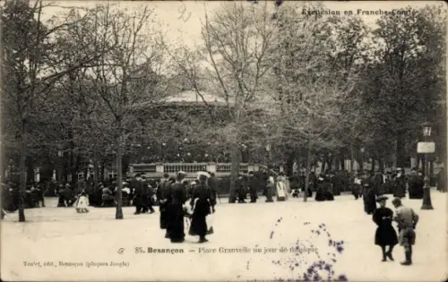 Ak Besançon Doubs, Menschenmenge, Bäume, Platz Granvelle, Musikveranstaltung