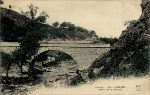 Ak Crozant Creuse, Brücke über den Fluss Cedelle, Landschaft mit Bäumen, Wasserlauf
