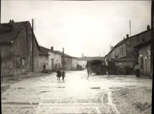 Foto Dieue sur Meuse, Straße, Passanten, Kinder