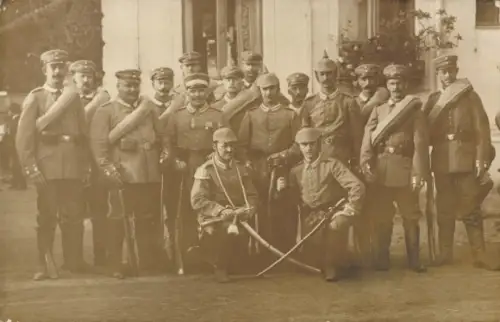 Foto Ak Deutsche Soldaten in Uniformen, Gruppenfoto, Kaiserzeit