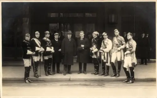 Studentika Foto Ak Hugo Eckener, Nachfolger von Graf Zeppelin, Studenten in Uniformen