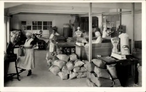 Ak Langenargen am Bodensee, Bettfedernfabrik, Johannes Kauffmann, Abfüllraum für Kleinpackungen