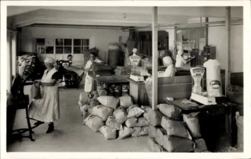 Ak Langenargen am Bodensee, Bettfedernfabrik, Johannes Kauffmann, Abfüllraum für Kleinpackungen