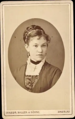 CdV Portrait einer jungen Frau, Fotograf Friedr. Haller & Söhne, Breslau, Freiburger Str. 42