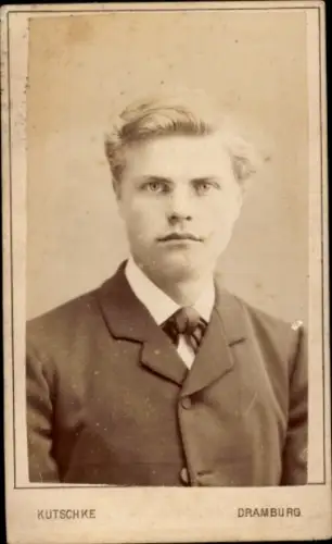 CdV Junger Mann im Anzug, Portrait, Fotograf Kutschke, Dramburg