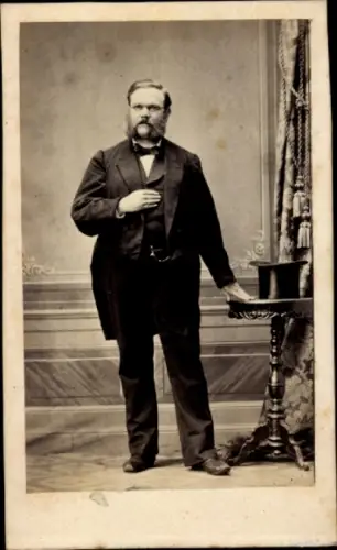 CdV Standportrait eines Mannes im Anzug, Zylinder, Fotograf Ed. Scholz, Bunzlau