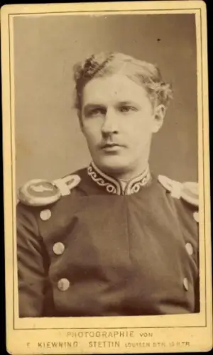 CdV Stettin, Deutscher Soldat in Uniform, Portrait, Felix, Fotograf E. Kiewning, Louisenstraße