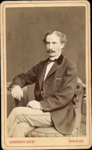 CdV Sitzportrait eines Mannes, Fotograf Gebrüder Siebe, Breslau, Neue Taschenstraße 1