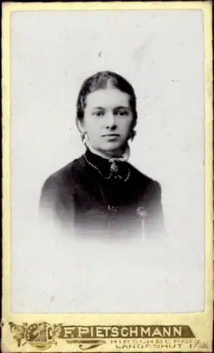 CdV Portrait einer jungen Frau, Fotograf F. Pietschmann, Hirschberg Schlesien, Landeshut