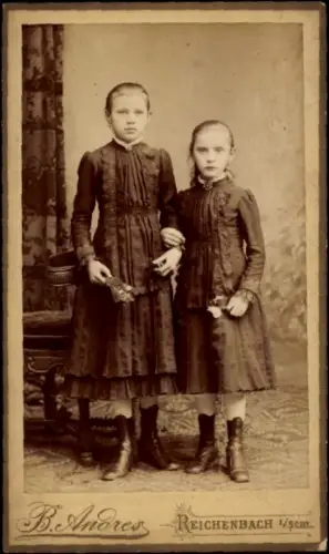 CdV Zwei Mädchen, Standportrait, Fotograf B. Andres, Reichenbach in Schlesien, Vor der Pforte 351
