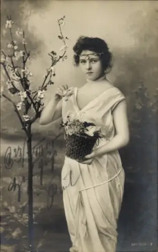 Ak Frau in einem weißen Kleid mit Blumenkorb.
