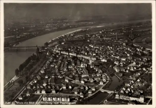Ak Strasbourg Straßburg Elsass Bas Rhin, Luftaufnahme von  Rhein, Häuseransichten, Flugzeugblick