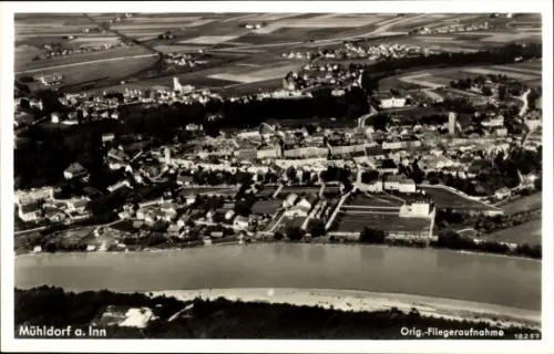 Ak Mühldorf am Inn Oberbayern, Luftaufnahme von  Fluss, Felder, Stadtansicht