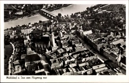 Ak Mühldorf am Inn Oberbayern, Luftaufnahme von  Fluss, Brücke, Stadtansicht