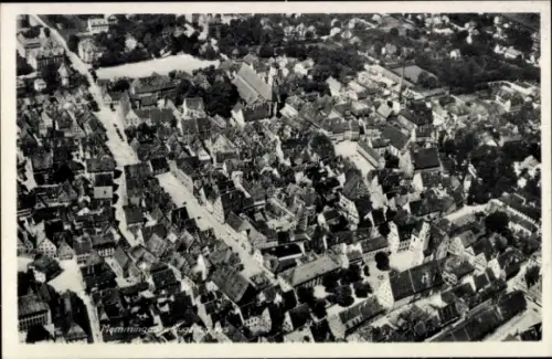 Ak Memmingen in Schwaben, Luftaufnahme von  viele Dächer, Straßen, Bäume
