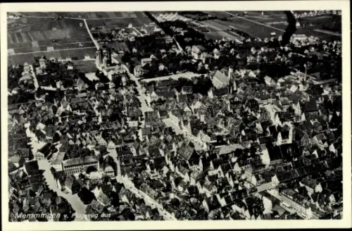 Ak Memmingen in Schwaben, Luftaufnahme von  viele Dächer, Straßen, Bäume