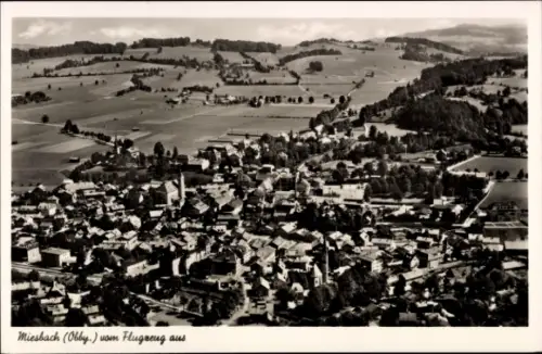 Ak Miesbach in Oberbayern, Luftaufnahme von  ländliche Umgebung, viele Häuser, Felder