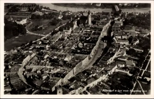 Ak Mühldorf am Inn Oberbayern, Luftaufnahme von  Stadtansicht, Fluss im Hintergrund, 1940