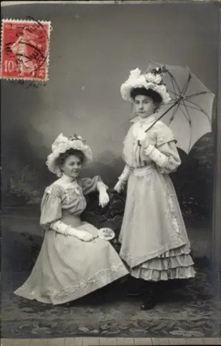 Ak Zwei junge Frauen mit Sonnenschirm, Portrait