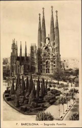 Ak Barcelona Katalonien Spanien, Sagrada Familia, beeindruckende Architektur, hohe Türme, Parkanl