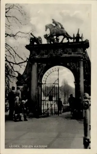 Ak Leiden Südholland Niederlande, Tor mit Statue, Menschen, Bäume, Doelen Kazerne, Leiden