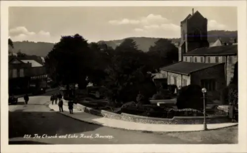 Ak Bowness on Windermere Cumbria England, Blick auf die Kirche, Lake Road,  Menschen auf der Stra