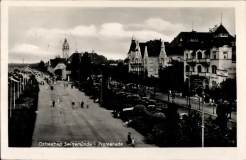 Ak Świnoujście Swinemünde Pommern, Ostseebad  Promenade, Straßenansicht, Fahrzeuge, Menschen
