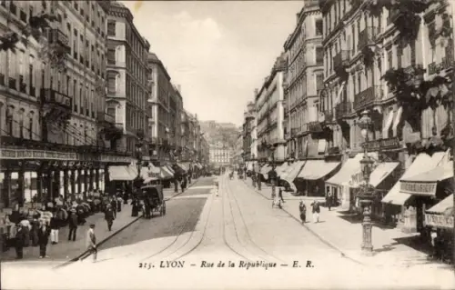 Ak Lyon Rhône, Straße mit Menschen, Geschäften, Straßenbahn,  Rue de la République