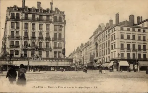Ak Lyon Rhône,  von  Gebäude mit Beschriftung 'LA PAIX', Straßenansicht