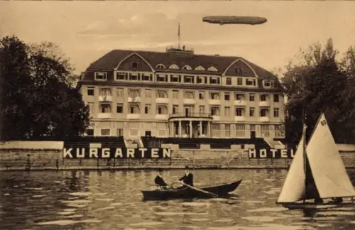Ak Friedrichshafen am Bodensee, Zeppelin über der Stadt, Kurgartenhotel, Segelboot