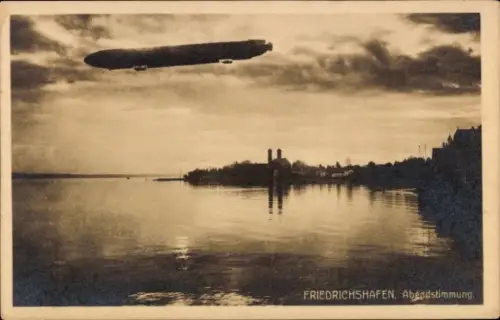 Ak Friedrichshafen am Bodensee, Zeppelin über der Stadt, Abendstimmung