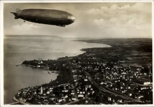 Ak Friedrichshafen am Bodensee, Zeppelin über der Stadt