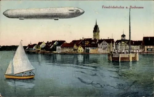 Ak Friedrichshafen am Bodensee, Zeppelin über dem Ort, Segelboot