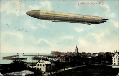 Ak Friedrichshafen am Bodensee, Zeppelin über Stadt