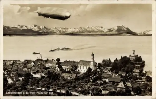 Ak Langenargen am Bodensee, Luftaufnahme von  Zeppelin, Berge im Hintergrund