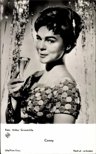 Ak Schauspielerin und Sängerin Cornelia Froboess, Conny, Portrait mit Sektglas