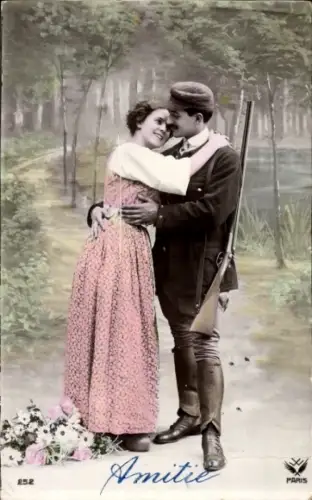 Ak Soldat in Uniform mit Gewehr umarmt eine Frau in einem rosafarbenen Kleid