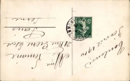 Ak Soldat in Uniform mit Gewehr umarmt eine Frau in einem rosafarbenen Kleid