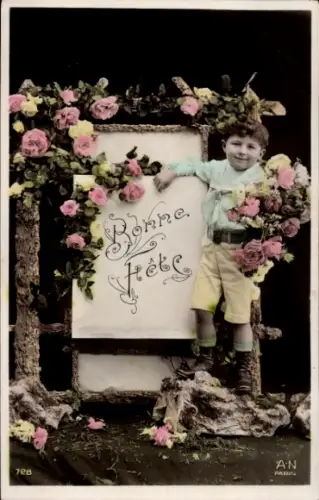 Ak Glückwunsch, Junge mit Blumenstrauß, Rosen