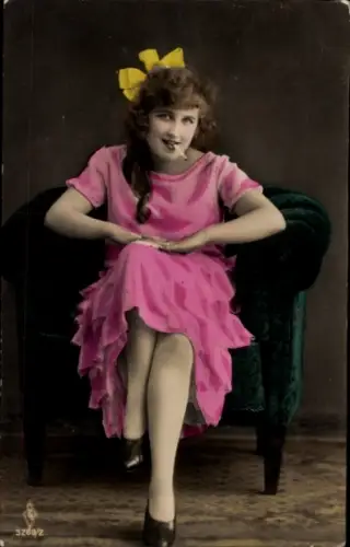 Ak Junge Frau mit Zigarette auf einem Sessel, coloriert